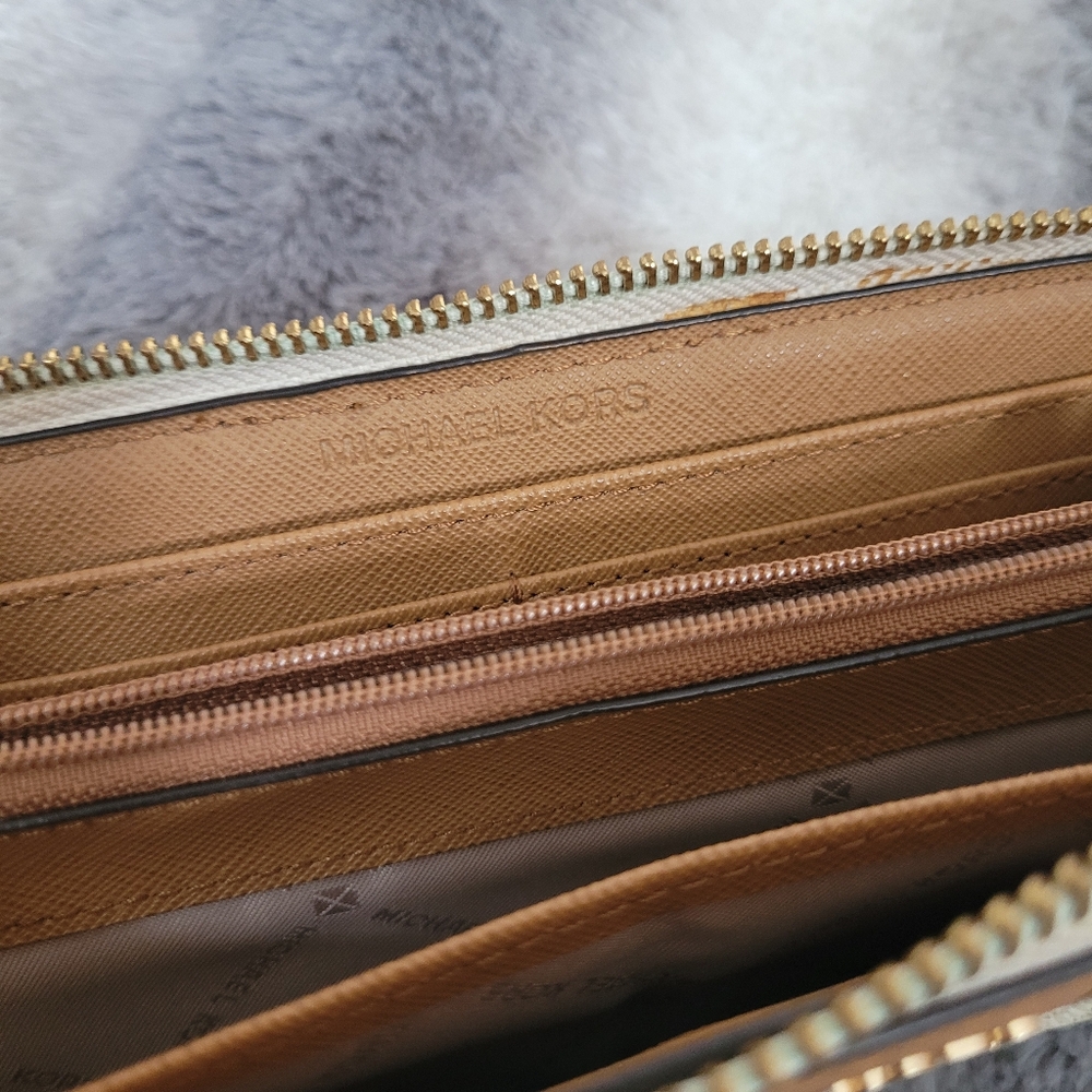 Michael Kors Multifunctional Wallet - image 7